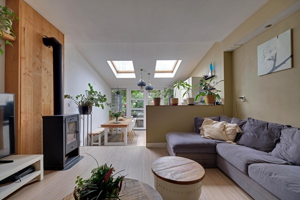 Te koop: Goed onderhouden UITGEBOUWDE hoekwoning met maar liefst 5 slaapkamers en extra kantoorruimte op de begane grond!